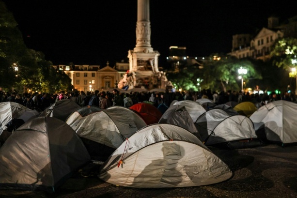 Bild vergr&ouml;&szlig;ern: Polizei räumt in Lissabon Protestlager gegen Wohnungsnot - 55 Festnahmen