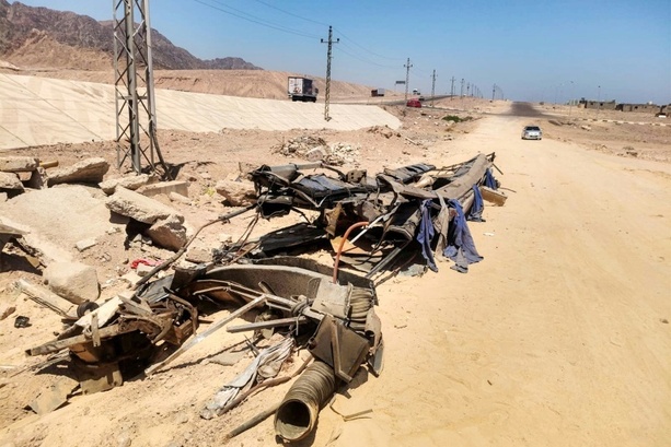 Bild vergr&ouml;&szlig;ern: Touristenbus stößt in Ägypten mit Lkw zusammen: 13 Tote und 34 Verletzte