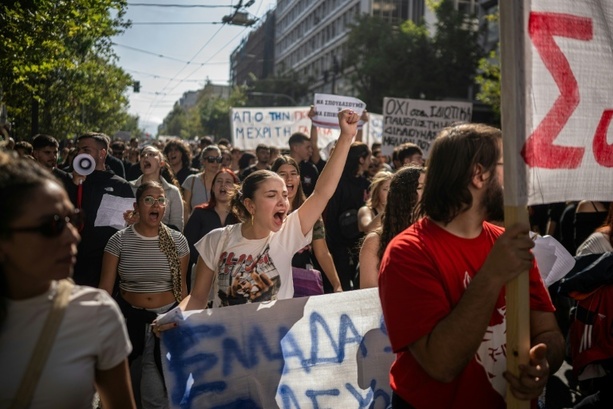 Bild vergr&ouml;&szlig;ern: Tausende Schüler und Studenten nehmen an Bildungsprotesten in Griechenland teil