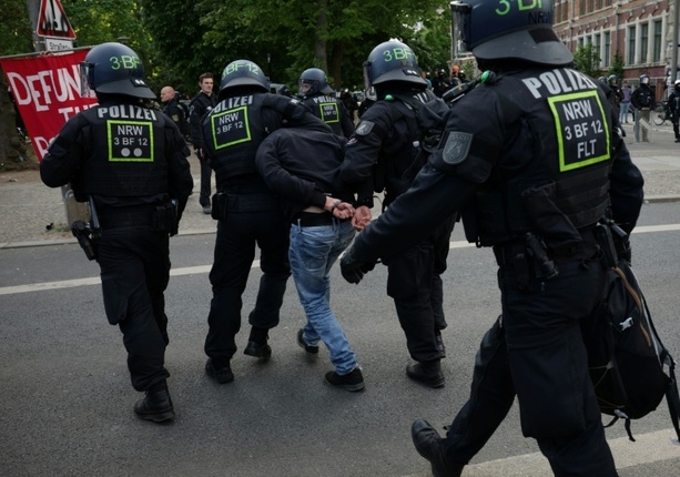 Bild vergr&ouml;&szlig;ern: Sorge vor Krawallen wie in Frankreich: Gewerkschaft sieht deutsche Polizei besser gerüstet