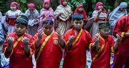 Brände in Indonesien: Schüler beten für Regen