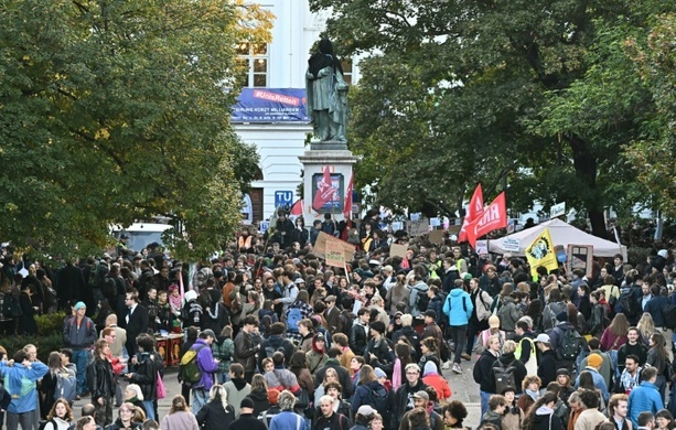 Bild vergr&ouml;&szlig;ern: Zehntausende Studierende fordern bei Demonstration in Wien mehr Geld für Hochschulen