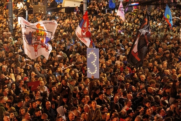 Bild vergr&ouml;&szlig;ern: Vor Parlamentswahl in Serbien: Zehntausende Anhänger der demonstrieren in Belgrad