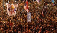 Vor Parlamentswahl in Serbien: Zehntausende Anhänger der demonstrieren in Belgrad