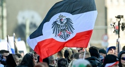Mutmaßlich rechtsextreme Aktion: Reichskriegsflaggen und Banner in Dortmund