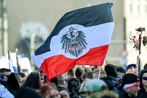 Bild vergr&ouml;&szlig;ern: Mutmaßlich rechtsextreme Aktion: Reichskriegsflaggen und Banner in Dortmund