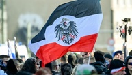Mutmaßlich rechtsextreme Aktion: Reichskriegsflaggen und Banner in Dortmund