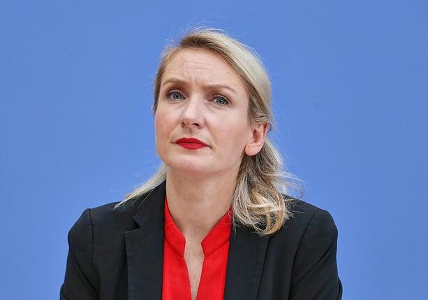 Bild vergr&ouml;&szlig;ern: Bayerns Innenminister hält Schwerdtner für Gefahr für Deutschland