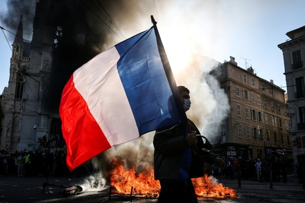Bild vergr&ouml;&szlig;ern: Eine Woche nach Ausschreitungen: Neue landesweite Proteste in Frankreich