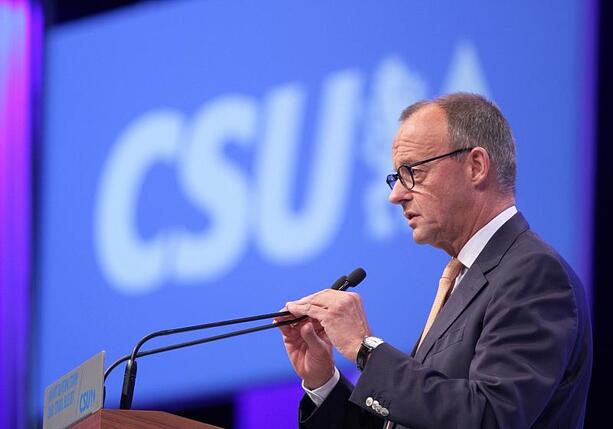 Bild vergr&ouml;&szlig;ern: CSU-Parteitag: Merz ruft Union zu Geschlossenheit auf