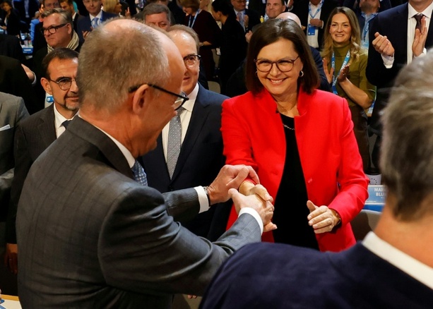 Bild vergr&ouml;&szlig;ern: CSU-Parteitag: Merz äußert sich nicht zu Steinmeier-Nachfolge