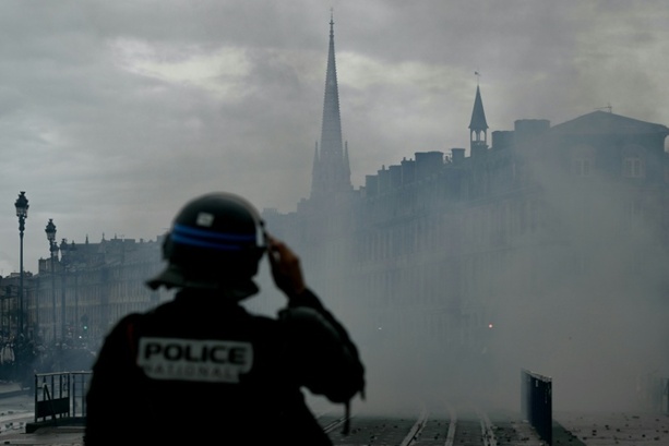 Bild vergr&ouml;&szlig;ern: Neue Proteste in Frankreich: Tränengas-Einsatz in mehreren Städten - ruhige Lage in Paris