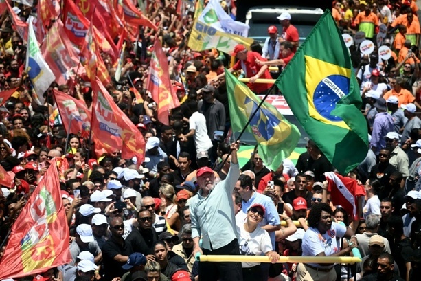 Bild vergr&ouml;&szlig;ern: Tausende bei Abschlusskundgebungen von Lula und Bolsonaro vor Stichwahl in Brasilien