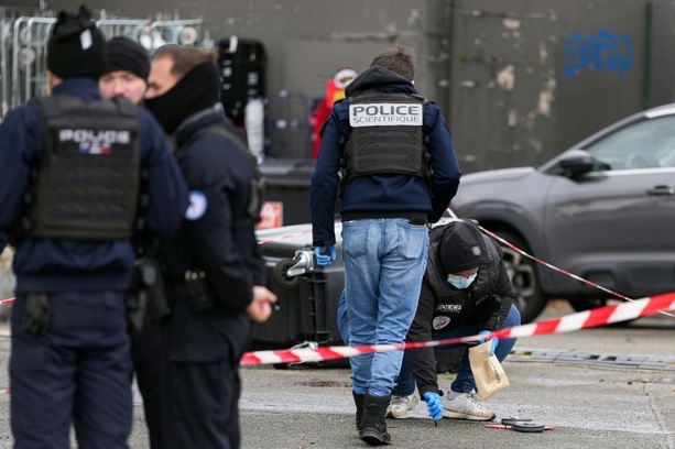 Bild vergr&ouml;&szlig;ern: Tödliche Attacke in Pariser Vorstadt: Hitlers Mein Kampf bei Angreifer gefunden