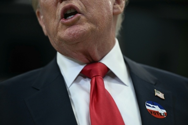 Bild vergr&ouml;&szlig;ern: Trump gibt vorzeitig Stimme für US-Kongresswahl ab