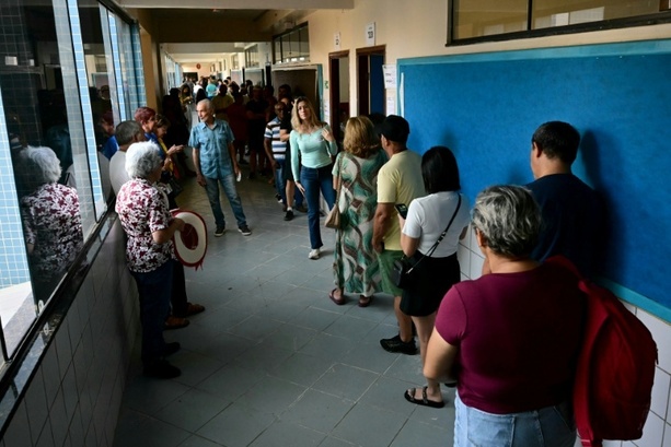 Bild vergr&ouml;&szlig;ern: Richtungsentscheidung in Brasilien: Wahllokale öffnen für Stichwahl um Präsidentenamt