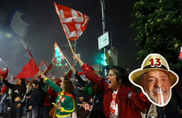 Bild vergr&ouml;&szlig;ern: Wahlkrimi in Brasilien: Lula setzt sich laut Wahlgericht in Stichwahl gegen Bolsonaro durch