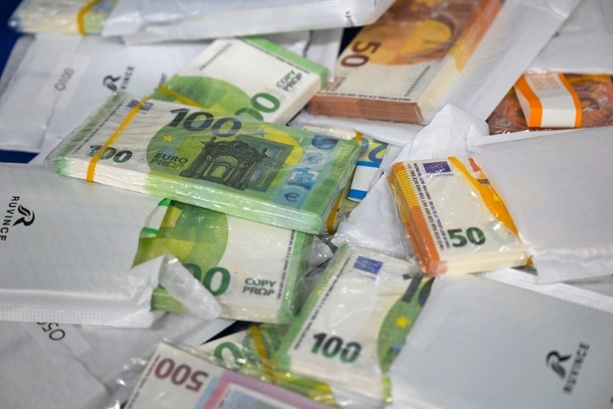 Bild vergr&ouml;&szlig;ern: Bayern: Mann bezahlt Geldstrafe in Gericht mit Falschgeld