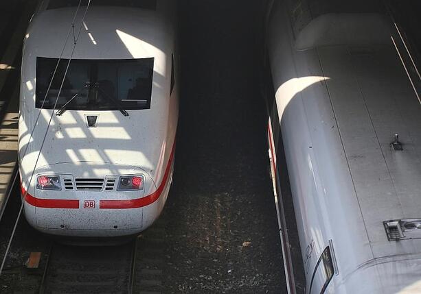 Bild vergr&ouml;&szlig;ern: Bahnstrecke Berlin - Hamburg nach Fund von Weltkriegsbombe gesperrt