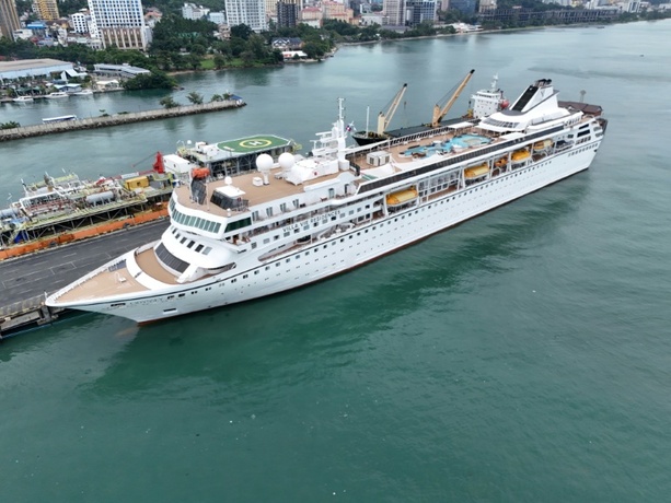 Bild vergr&ouml;&szlig;ern: Kreuzfahrtschiff stellt Fahrt ein: Mehr als 200 Passagiere in Kambodscha gestrandet