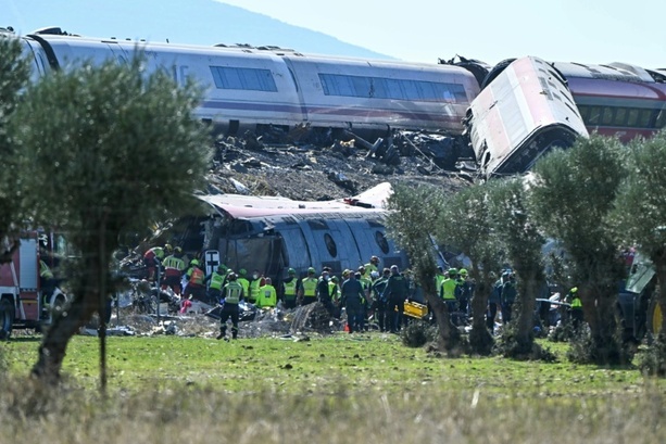 Bild vergr&ouml;&szlig;ern: Hochgeschwindigkeitszüge kollidieren in Spanien: Mindestens 30 Todesopfer