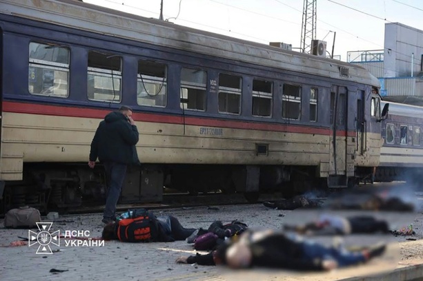 Bild vergr&ouml;&szlig;ern: Mindestens 13 Tote bei russischem Angriff auf ukrainischen Bahnhof