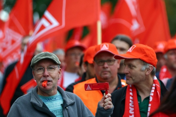 Bild vergr&ouml;&szlig;ern: Friedenspflicht in Metall- und Elektroindustrie endet - Warnstreiks ab Sonntag