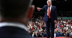 Trump wettert bei Wahlkampfauftritt in Florida gegen 